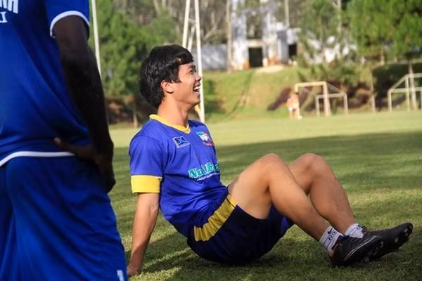 Giữa cơn bão dư luận, hình ảnh Công Phượng tươi cười, thoải mái và tỏ ra đang duy trì được trạng thái tâm lý tốt giống như một lời khẳng định "Tôi vẫn ổn" gửi tới các fan, những người mến mộ và ủng hộ anh. Ảnh: Fanpage CLB HAGL.