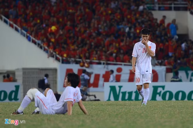 Ngoài những giây phút bùng nổ, thăng hoa trên sân cỏ, người hâm mộ cũng không quên được những khoảnh khắc mang đầy nỗi buồn của Công Phượng khi anh "thất thểu" đi trên sân, cố gắng cầm nước mắt khi đội nhà thua ở những trận đấu quan trọng. Ảnh: Zing.