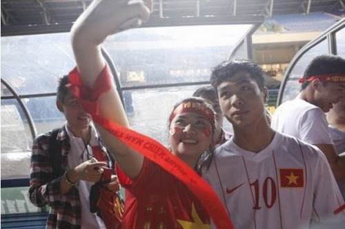 Từ khi được dư luận chú ý đến nay, Công Phượng vẫn nổi tiếng là cầu thủ khá lạnh lùng, kiệm lời. Sự lạnh lùng có lẽ được thể hiện rõ nhất khi Công Phượng chụp ảnh với các fan nữ.