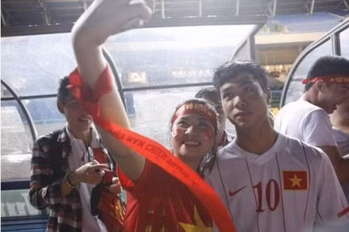 Từ khi được dư luận chú ý đến nay, Công Phượng vẫn nổi tiếng là cầu thủ khá lạnh lùng, kiệm lời. Sự lạnh lùng có lẽ được thể hiện rõ nhất khi Công Phượng chụp ảnh với các fan nữ.