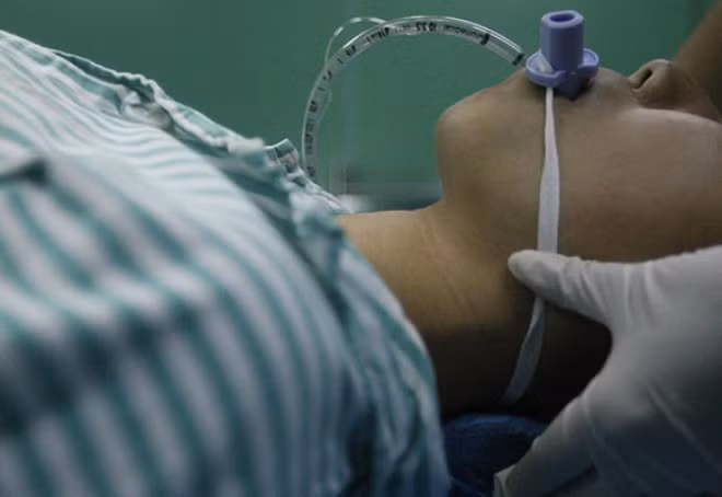 Hình ảnh cô gái bị gây mê khiến nhiều người rùng mình, sợ hãi.