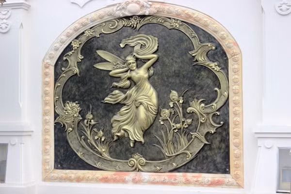 Cầu thang lên xuống được ốp bằng đá nhập khẩu từ Phillipines.