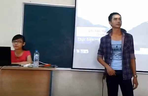 Nam sinh đẹp trai, tự tin hát tặng cô giáo của mình.