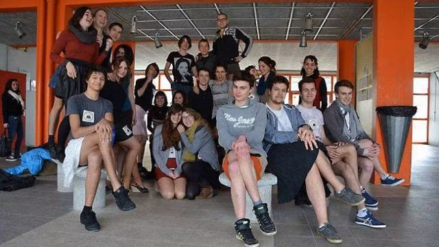 Giới chức địa phương kêu gọi các nam sinh, giáo viên nam mặc váy đến trường để phản đối việc phân biệt giới tính của các nhóm bảo thủ. Ảnh: The Local.