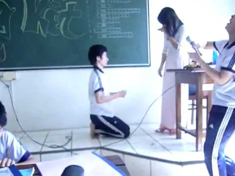 Cậu học sinh quỳ gối, ngượng ngùng tỏ tình cô giáo trong buổi học cuối năm.