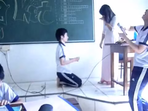 Cậu học sinh quỳ gối, ngượng ngùng tỏ tình cô giáo trong buổi học cuối năm.