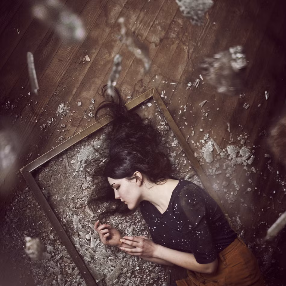 Mặc dù vậy, ảnh của Rob Woodcox vẫn được đánh giá rất cao. Mang phong cách siêu thực nhưng nó được chụp theo phong cách hiện đại, phù hợp với những bạn trẻ yêu nghệ thuật.