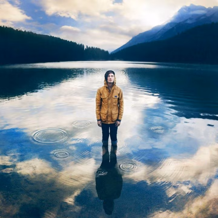 Để hình thành ý tưởng cho một bức ảnh siêu thực, Rob Woodcox thường bỏ thời gian để nghe nhạc, đi lang thang trong các khu rừng, ngắm nhìn và ngẫm nghĩ, ghép từng mảnh ý tưởng lại với nhau.