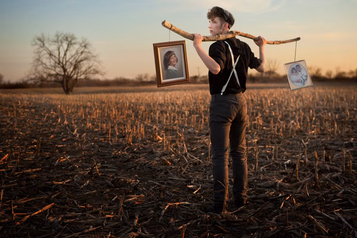 Nhưng không giống với nhiều nghệ sĩ làm tranh, ảnh siêu thực khác, ảnh của Rob Woodcox dù là siêu thực nhưng vẫn mang những ý nghĩa sâu đậm và cả những câu chuyện về cuộc sống.