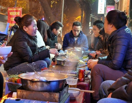 Ngoài lựa chọn là ăn đồ nướng, các bạn trẻ còn có thể chọn ăn lẩu. Ngồi túm tụm bên nồi lẩu nghi ngút khói, nhấp môi chút nước lẩu cay cay, nóng nóng là lựa chọn phù hợp với những ngày đông giá lạnh của xứ Bắc. Ảnh: 2giadinh.