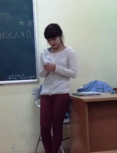 Hình ảnh cô giáo trẻ, dễ thương gây sốt mạng.