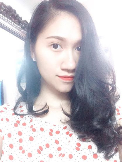 Ngoài ra, K.L còn chở đứa con nhỏ của mình trên xe máy nhưng lại đặt nó ở phía trước, đứa trẻ ngủ vạ vật, gục đầu vào đùi mẹ. Nhìn điệu bộ này của đứa trẻ, không ít cư dân mạng tỏ ra giận dữ và cho rằng K.L dường như đã quá mạo hiểm và khá vô tâm.