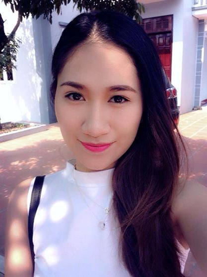 Beckham chia sẻ bức ảnh với dòng mô tả: "Tất cả các fan của tôi đều chụp ảnh, nhưng đây không phải là cách an toàn để làm việc đó". Theo tìm hiểu, cô gái trong bức ảnh Beckham chia sẻ là Vương K.L, một bà mẹ trẻ hiện đang sinh sống và làm việc tại Hà Nội.