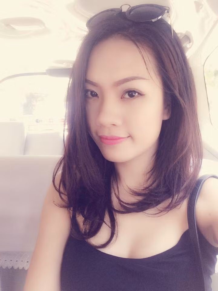 Vì vậy, theo chia sẻ của Hin Phuong và một vài đồng nghiệp làm tiếp viên khác, việc tiếp cận, chụp ảnh với siêu sao cầu thủ người Anh là một điều rất khó. Lê Thu Hiền, người chụp ảnh cho Hin Phuong còn phải thốt lên rằng "Làm phục vụ cho đoàn mà tiếp cận Becks còn rất rất khó".