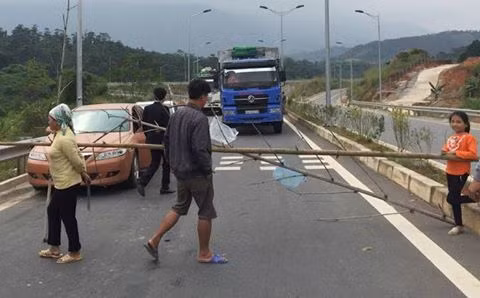 Người dân dựng rào chắn tại cao tốc Nội Bài - Lào Cai vào hôm nay. Ảnh: otofun.