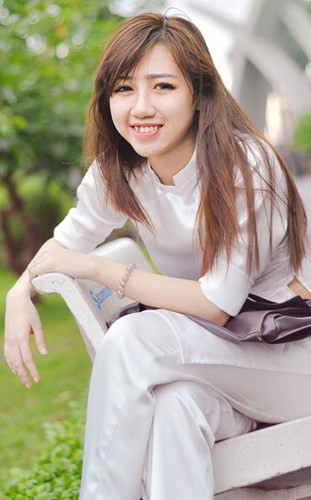 Mai Huệ - là nữ sinh Học viện Nghệ thuật, Thiết kế &amp; Sáng tạo ADC, TP HCM. Với cá tính và máu nghệ sĩ, cô gái sinh năm 1994 này cho biết đã ấp ủ ý định cạo trọc đầu từ 2 năm trước và tất cả chỉ là ý thích của bản thân. Được biết việc cạo trọc đầu cũng là một cách để cô nàng cá tính thử bản lĩnh của bản thân trước những lời bình phẩm của người khác.