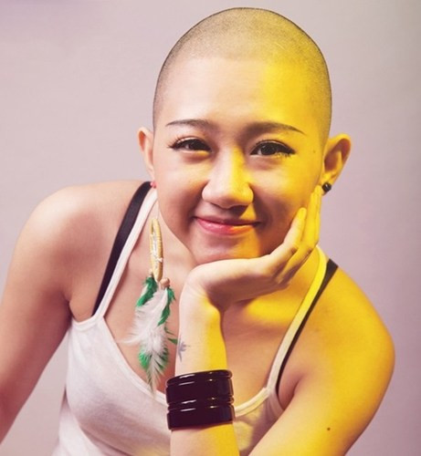 Nguyễn Thị Mai Huệ là cô gái với "quả" đầu trọc lốc, gương mặt xinh đẹp gây xôn xao, chấn động cộng đồng mạng Việt những ngày vừa qua. Kiểu đầu của thiếu nữ xinh đẹp này gây nên nhiều tranh cãi về hình tượng người con gái Việt. Tuy nhiên số đông vẫn cho rằng Mai Huệ thực sự cá tính và không có gì đáng để chê bai, chỉ trích.