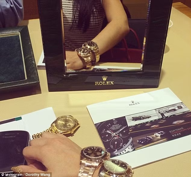 Trên Instagram, Dorothy thường xuyên đăng ảnh chụp, khoe những món hàng hiệu có giá từ vài nghìn đến cả trăm nghìn USD của mình. Sống xa hoa nên suy nghĩ, quan niệm sống của Dorothy Wang cũng khá "khác người".