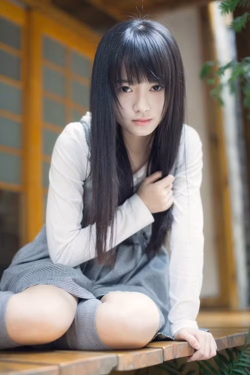 Cúc Tịnh Y sinh ngày 18/6/1995 ở Thành Đô, Trung Quốc nhưng lại tham gia làm thành viên nhóm nhạc thần tượng SNH48, nhóm nhạc chị em với AKB48 nổi danh trên toàn thế giới của Nhật Bản.