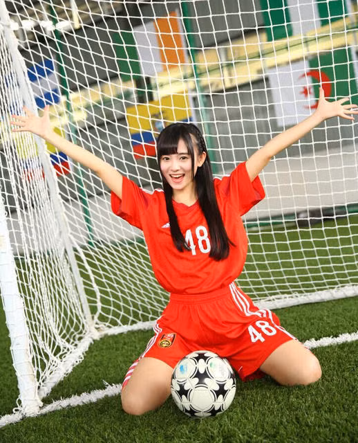 Ở Việt Nam, số lượng fan của AKB48 và Cúc Tịnh Y cũng không phải là nhỏ. Có khá nhiều fanpage, diễn đàn được mở ra để chia sẻ những hình ảnh, thông tin cá nhân của mỹ nhân "4000 năm mới có một". Các bạn trẻ hâm mộ Cúc Tịnh Y ở Việt Nam gọi người đẹp này bằng một biệt danh đáng yêu "Tỷ tỷ gấu bông".