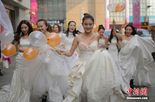 "Tôi là cô dâu độc thân, tôi không sợ độc thân" - đó là câu nói mà một cô gái vừa chạy vừa hét lớn. Đây là cách để cô gái còn đang lẻ bóng thể hiện tình cảm, tâm tư của mình. Đáp lại điều này, những người đi đường đã dừng lại để vỗ tay, reo hò, cổ vũ nhiệt tình.