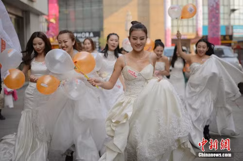 "Tôi là cô dâu độc thân, tôi không sợ độc thân" - đó là câu nói mà một cô gái vừa chạy vừa hét lớn. Đây là cách để cô gái còn đang lẻ bóng thể hiện tình cảm, tâm tư của mình. Đáp lại điều này, những người đi đường đã dừng lại để vỗ tay, reo hò, cổ vũ nhiệt tình.