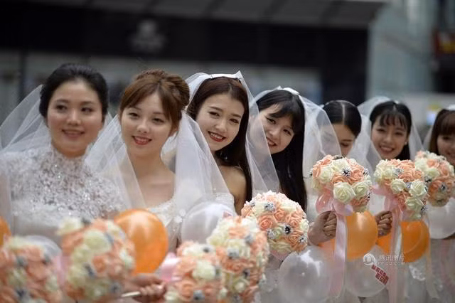 Hôm 9/11, tại Quảng trường Vạn Đạt, thành phố Trùng Khánh, Trung Quốc, một cuộc đua marathon đặc biệt đã diễn ra để chào đón "Ngày độc thân" 11/11. Những "vận động viên" tham gia cuộc thi này là 10 cô gái trong trang phục... cô dâu rất lạ lẫm.