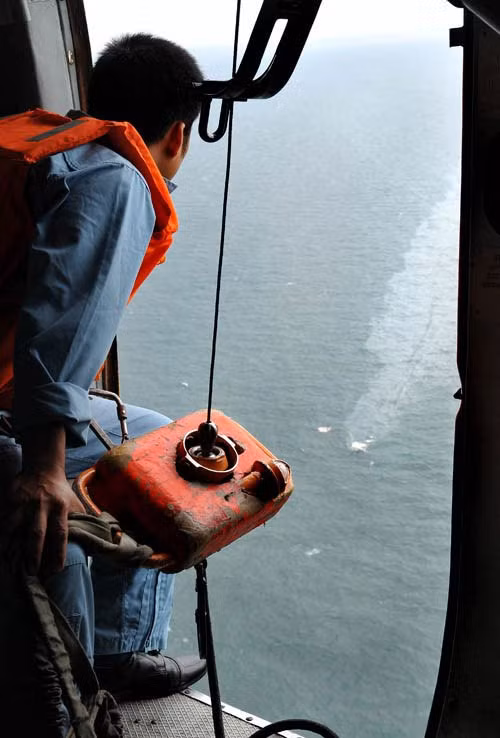 Vết dầu của con tàu bị chìm loang trên biển.