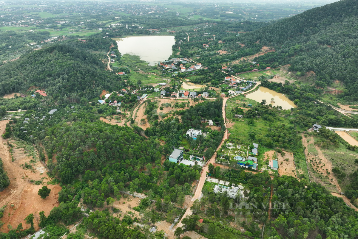 Nhìn từ trên cao xuống phía chân núi Hàm Lợn có thể nhìn thấy rõ các mảng đồi núi bị "xẻ thịt" để xây dựng khu nghỉ dưỡng.