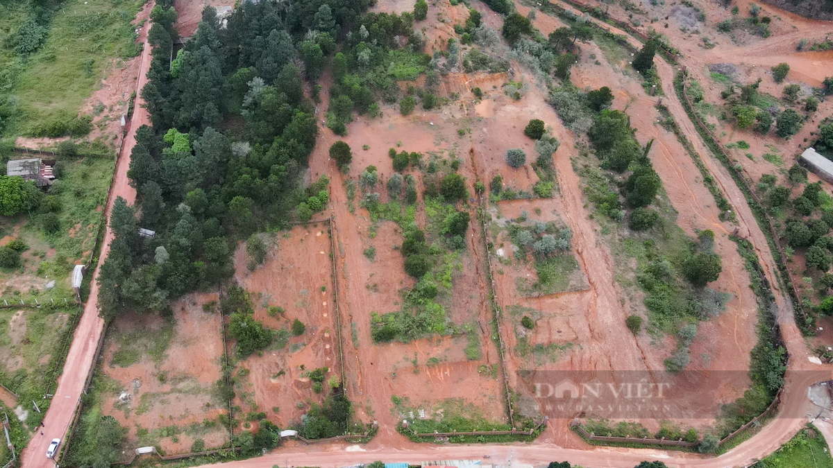 Tại khu vực bị sạt lở, có thể nhìn thấy. nhiều khoảng đất phân lô, trơ trọi.