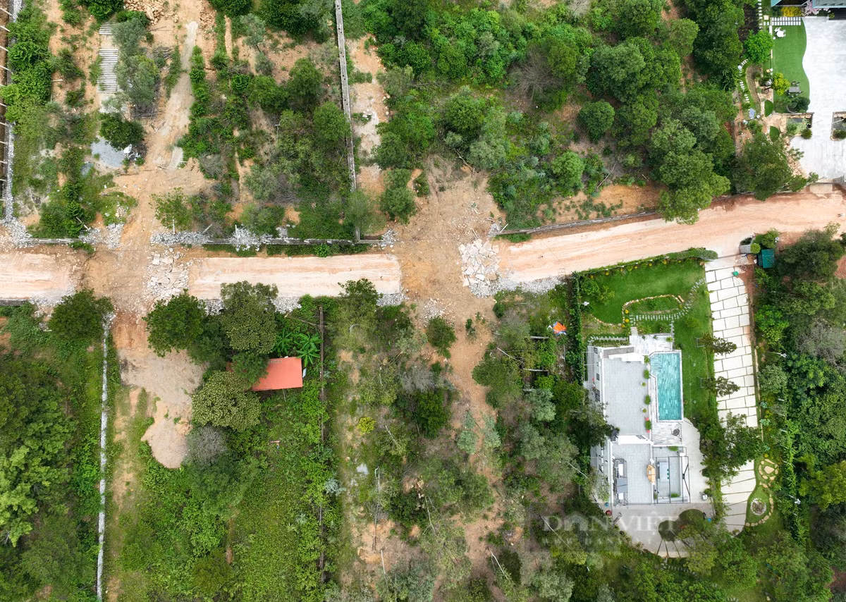 Con đường bê tông rộng khoảng 8 m dẫn lên các đồi là nơi xảy ra sự cố đất đá lở bủa vây hàng chục ôtô.