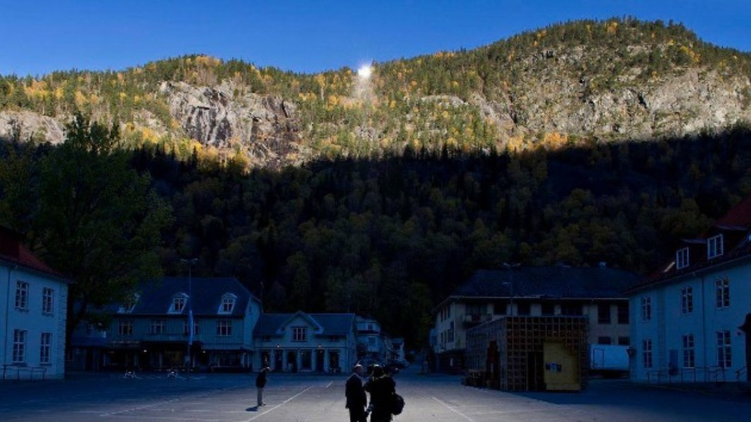 Chính vì thế, Viganella chìm trong bóng tối trong 3 tháng, từ tháng 11 đến tháng 2 năm sau.