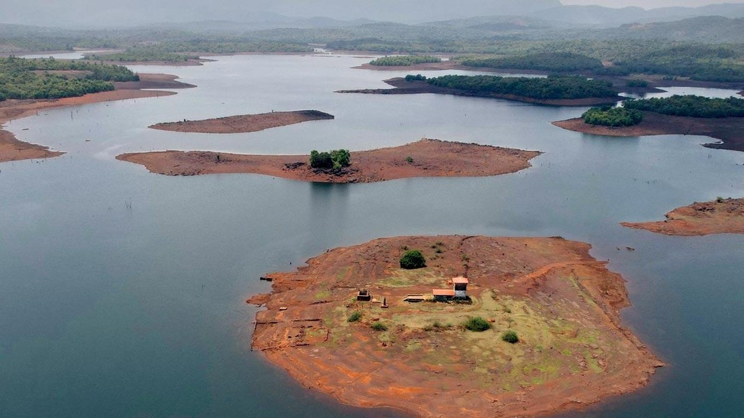 Thủ hiến bang đã đến ngôi làng và thông báo về việc xây dựng đập nước đầu tiên và hứa hẹn sau khi xây đập sẽ có lợi cho tất cả mọi người ở phía nam Goa