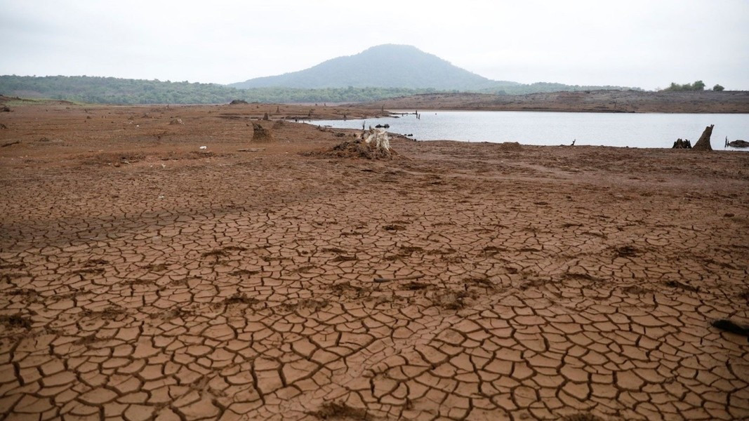 Mặt đất nứt nẻ, cây cối trơ gốc, tàn tích của các ngôi nhà, cấu trúc tôn giáo và những đồ đạc gia đình đã vỡ hỏng cũng xuất hiện.