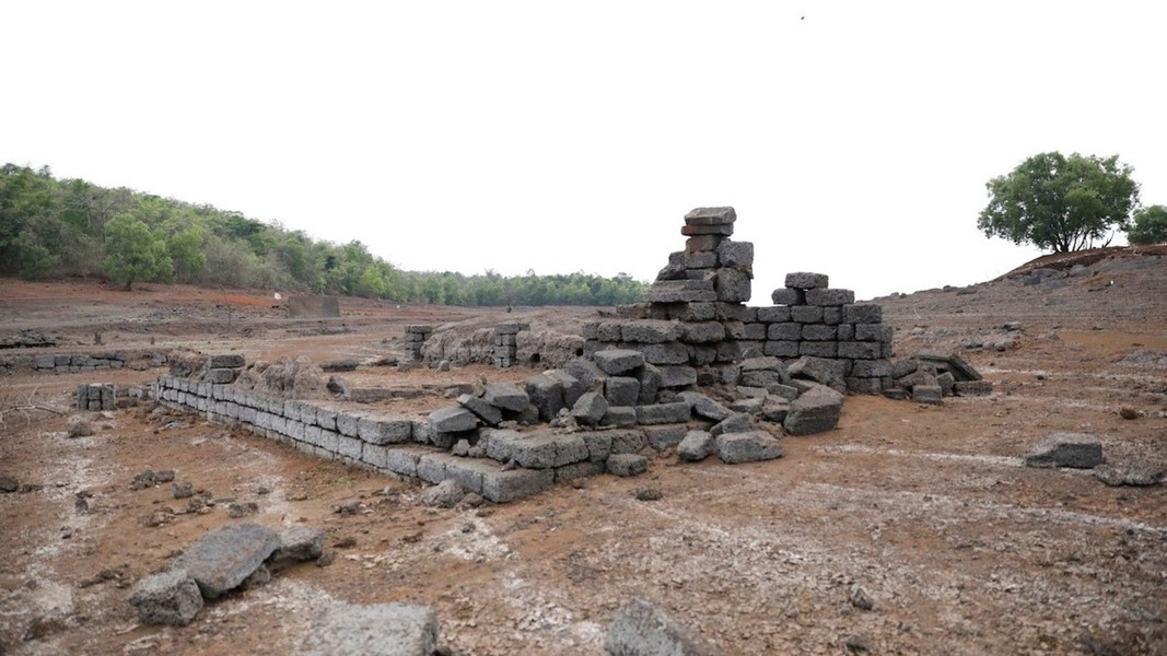 Tuy nhiên, vào tháng 5 hàng năm, khi nước rút đi, những gì còn lại của ngôi làng sẽ hiện ra