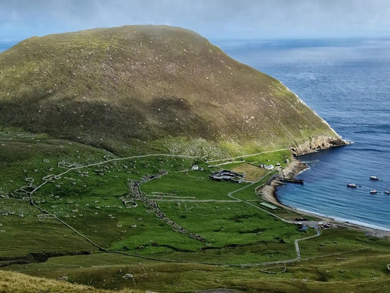 St. Kilda đã có người ở trong ít nhất là hai thiên niên kỷ, nhưng đã sơ tán khỏi đảo vì dịch bệnh đậu mùa năm 1930.