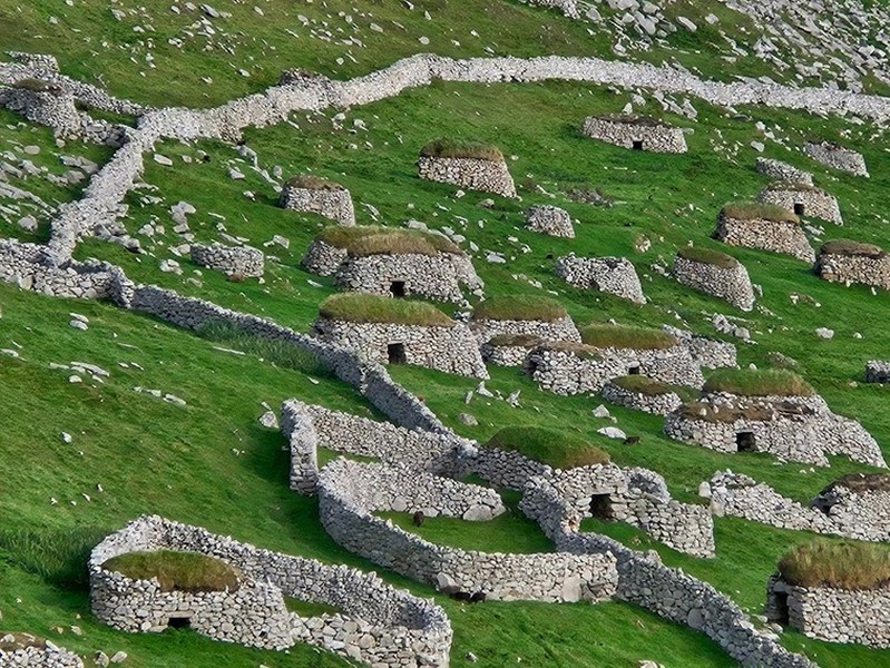 Đây cũng là nơi cư trú của nhiều loài chim có nguy cơ tuyệt chủng, đặc biệt là loài Hải âu cổ rụt Đại Tây Dương, Hải âu Fulmar phương Bắc và Ó biển phương Bắc…