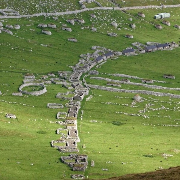 Đảo Hirta còn nổi tiếng với cảnh tượng siêu thực của những vách đá dựng đứng đầy góc cạnh.