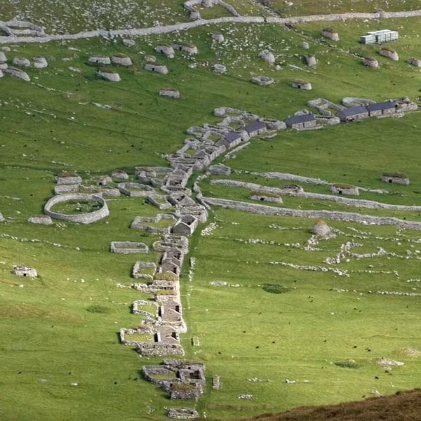 Đảo Hirta còn nổi tiếng với cảnh tượng siêu thực của những vách đá dựng đứng đầy góc cạnh.