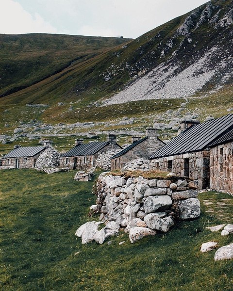 2.000 năm trước, cư dân trên đảo sống bằng nghề nuôi cừu và săn bắn chim biển.