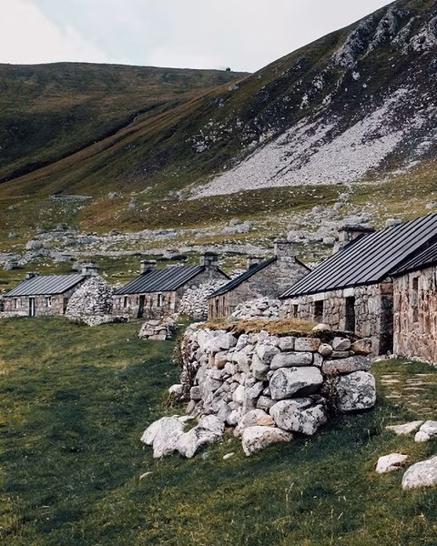 2.000 năm trước, cư dân trên đảo sống bằng nghề nuôi cừu và săn bắn chim biển.