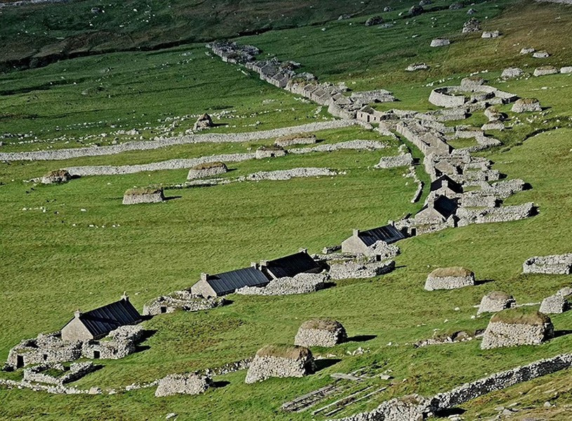  Theo khảo cổ, đây là nơi có dấu vết về thời đại đồ đồng và từng được người Viking ghé thăm.