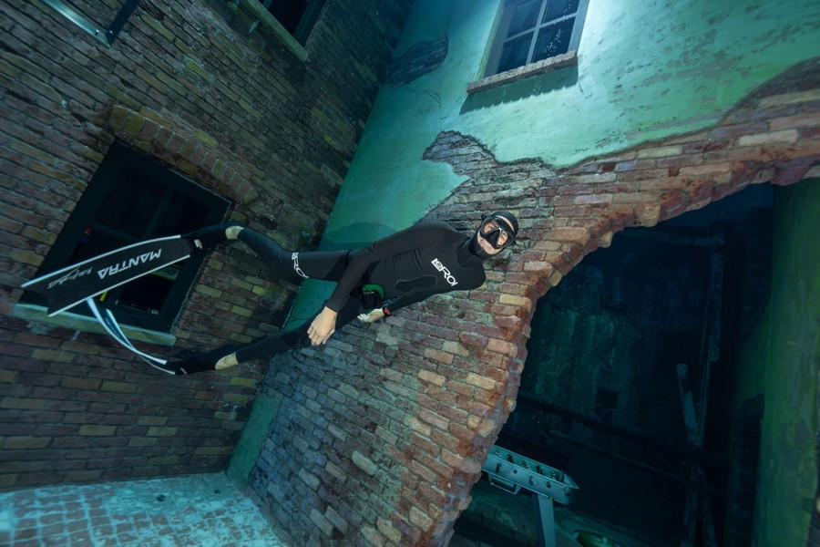 Nhiệt độ nước thường được duy trì ở mức 30 độ C, tạo sự thoải mái tối ưu cho thợ lặn