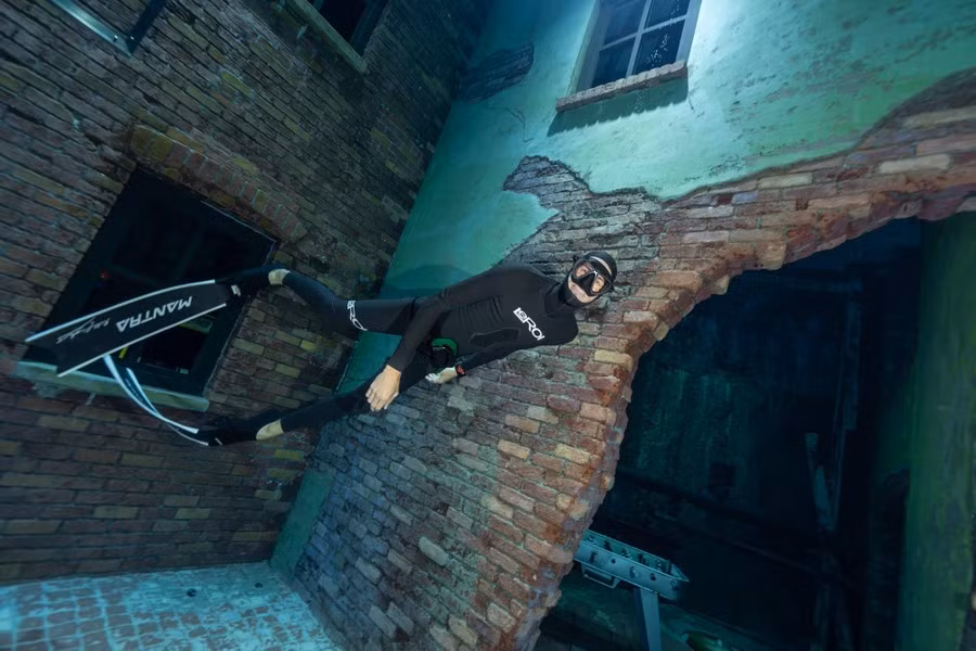 Nhiệt độ nước thường được duy trì ở mức 30 độ C, tạo sự thoải mái tối ưu cho thợ lặn