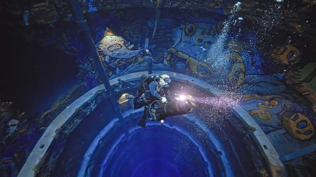 Trong bể bơi, có cả đường phố, căn hộ, gara, khu trò chơi điện tử, thư viện và cả một căn hộ bị bỏ hoang