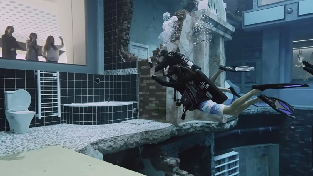 Trước khi bước vào bể bơi, du khách sẽ được cấp chân vịt, ống thở, mặt nạ và áo phao