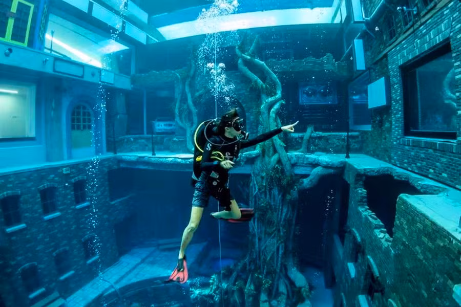 Để tạo thành môi trường "thành phố dưới nước" độc đáo, công trình này đã sử dụng 14 triệu lít nước ngọt