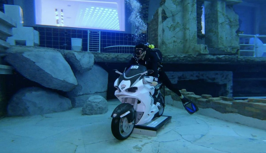 Có cả những đồ vật kích thước thật như ô tô, ghế đi văng, bàn bắn bi-a và một bàn chơi bi lăn