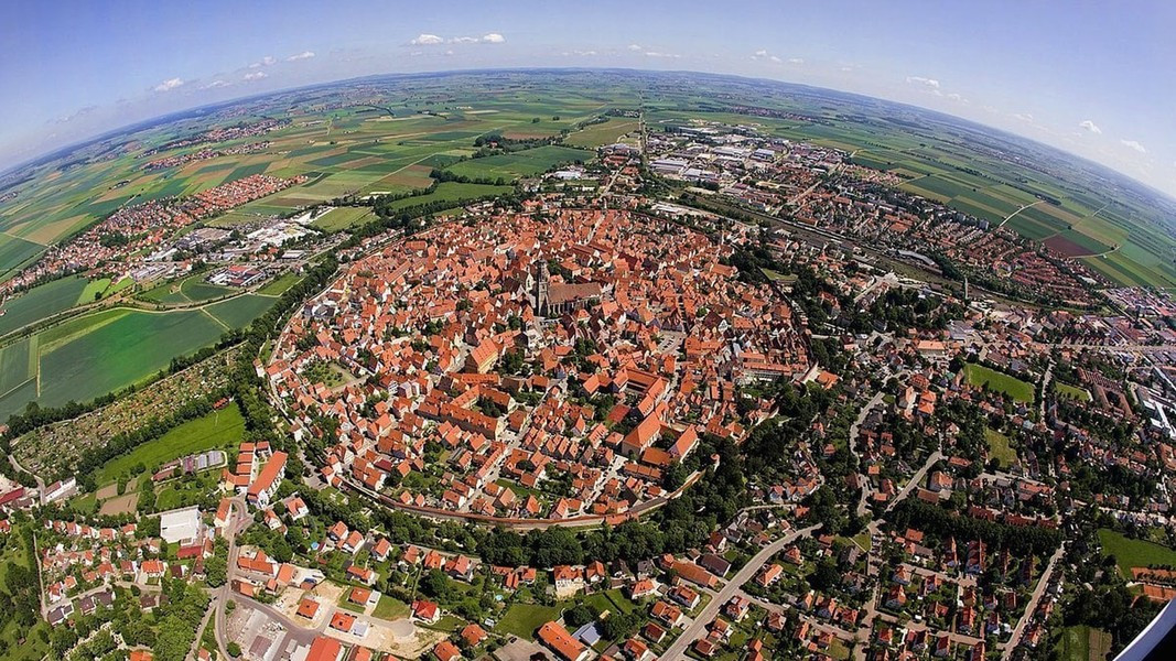 Khoảng 15 triệu năm trước, một tiểu hành tinh va chạm vào Trái đất, tạo ra miệng núi lửa Ries có đường kính khoảng 24 km và sâu từ 100-150 m. Theo Times of India.