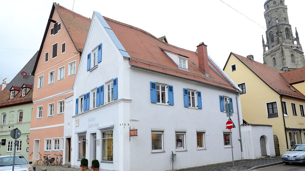 Vụ va chạm này cũng tạo ra đá suevite, một loại đá hạt thô chứa các mảnh thủy tinh, pha lê và kim cương. Theo Times of India.